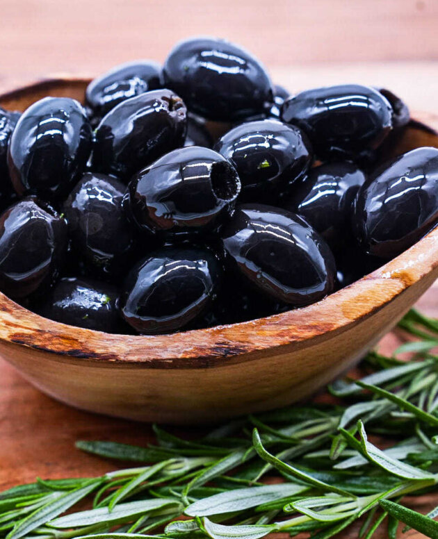 Greckie czarne oliwki bez pestki w oliwie i ziołach