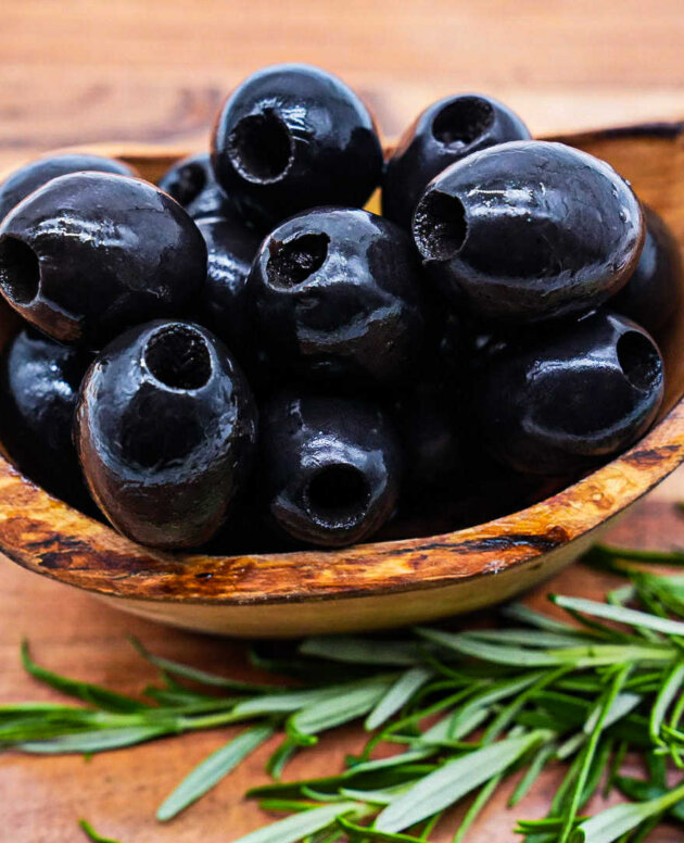 Greckie czarne oliwki bez pestki w oliwie i ziołach