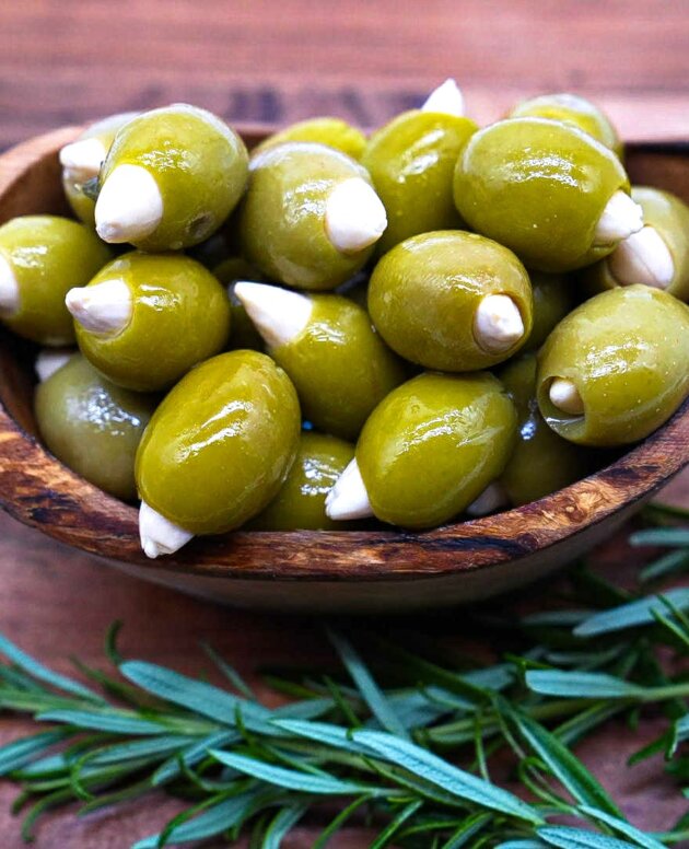 Greckie zielone oliwki z migdałem w solance – smak luksusu prosto z Krety.