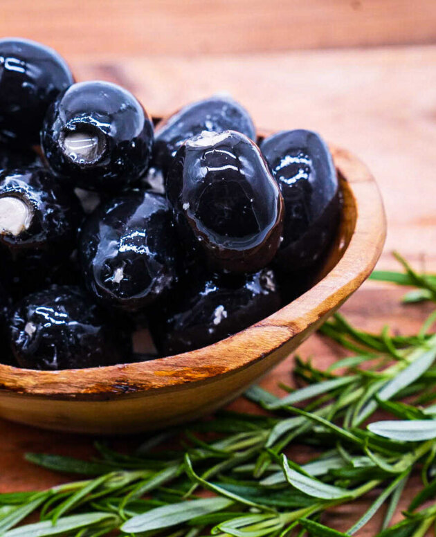 Greckie czarne oliwki z serem feta.