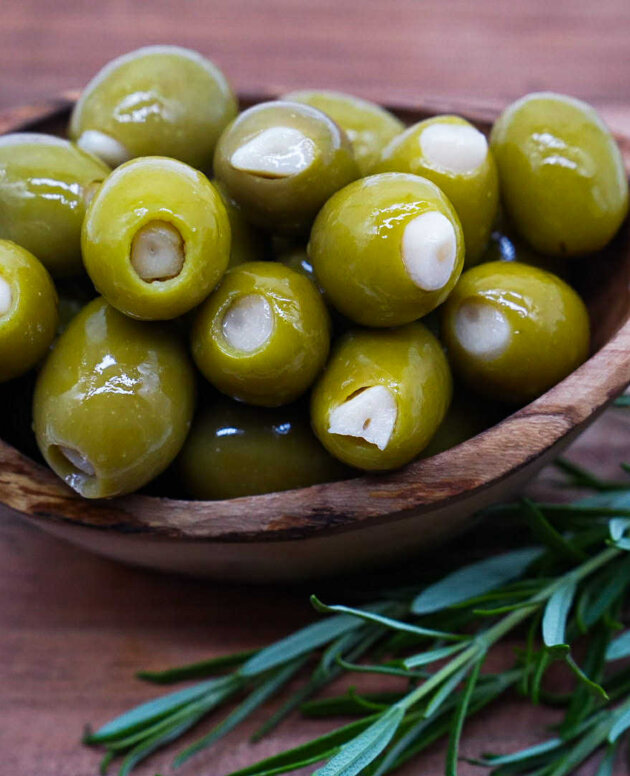 Greckie zielone oliwki z czosnkiem w solance – smak Krety pełen charakteru.